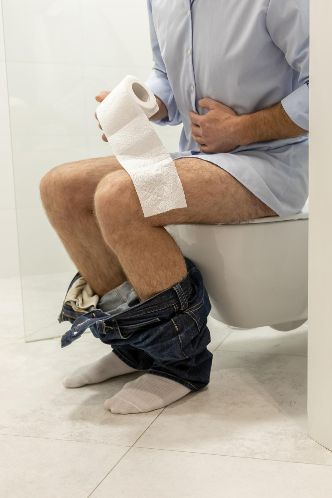 Mężczyzna cierpi na nawracające hemoroidy